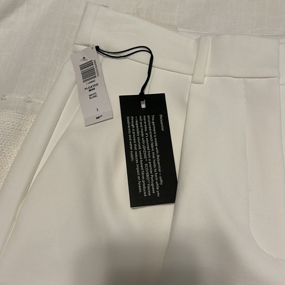 Aritzia Babaton Pleated Short in White - Picture 3 of 11